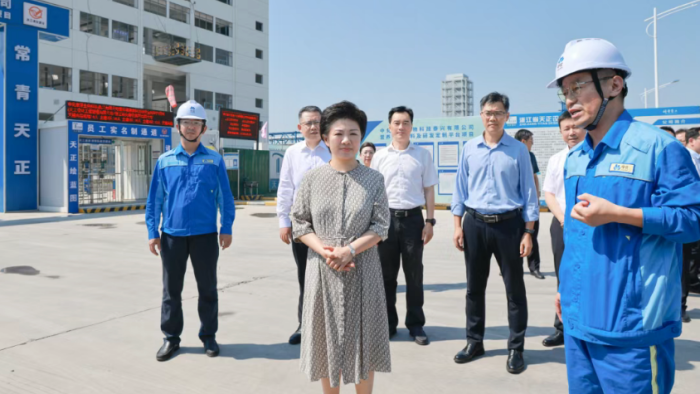万闻华参加五级人大代表回选区访选民活动
